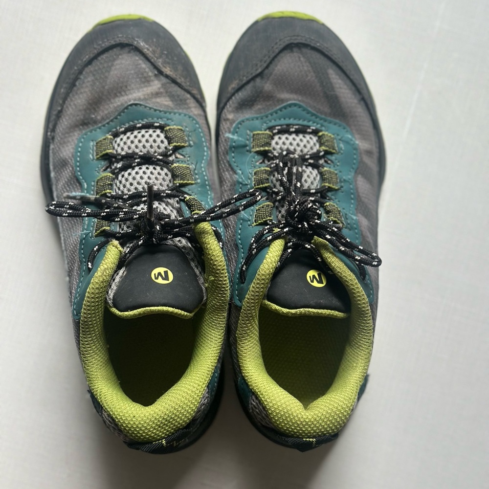 Gray and Green Sneakers with Cushioned Midsole and Breathable Upper